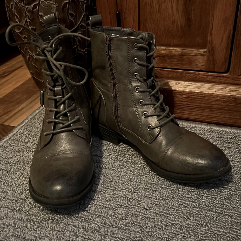 I D Required Grey gray black ombre zip boot 8.5M Rubber Sole